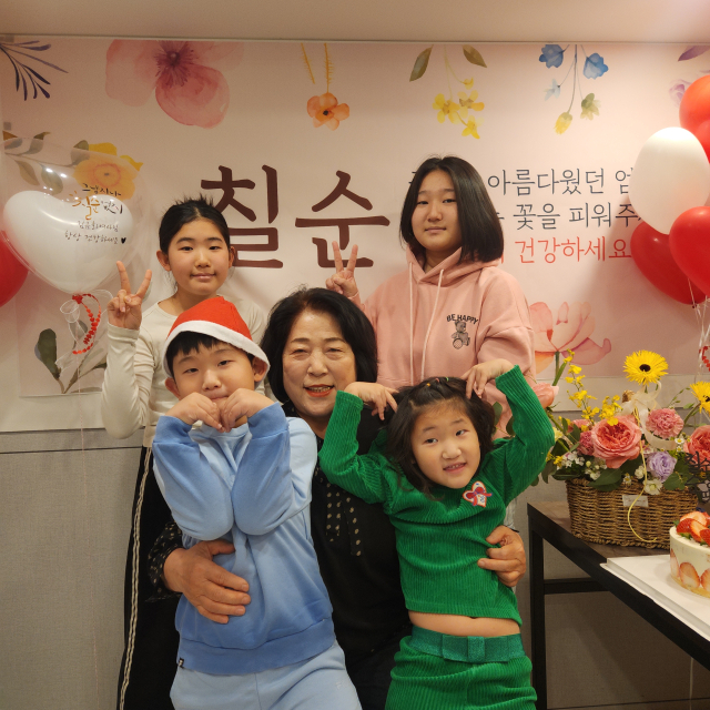 최경훈·김민정 부부의 네 자녀가 친할머니 칠순 기념 파티에서 함께 기념사진을 찍고 있다. 최경훈 씨 제공