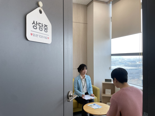 대구직업트라우마센터 상담실에서 상담을 진행 중인 류연이 상담사. 류 씨는 산업재해 상담은 물론 직장 내 괴롭힘, 성희롱, 고객의 폭언·폭행 등 다양한 사안을 동시에 맡고 있다.