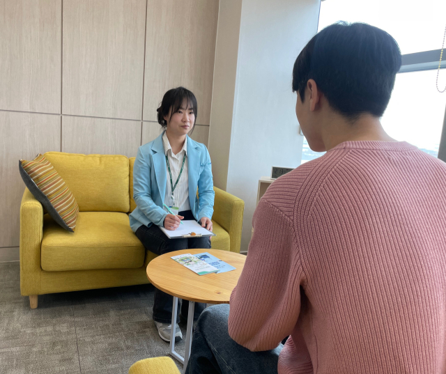 대구직업트라우마센터 상담실에서 상담을 진행 중인 류연이 상담사. 류 씨는 산업재해 상담은 물론 직장 내 괴롭힘, 성희롱, 고객의 폭언·폭행 등 다양한 사안을 동시에 맡고 있다.