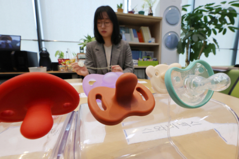 노리개 젖꼭지 걸이 8개 중 5개 '재질 허위 표시'…길이 기준 초과 제품도 확인