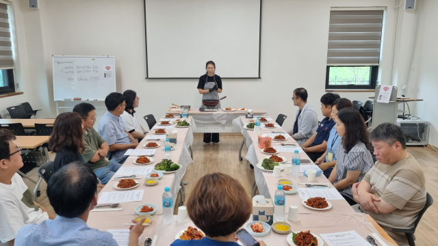 봉화군이 도시재생구역 내 상가 활성화와 상인 역량 강화를 목표로 추진한 밀키트 개발 교육. 봉화군 제공