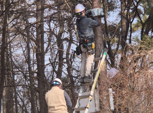 고 이해찬 전 국무총리의 모역에 cctv를 설치 중인 모습. 페이스북 캡쳐