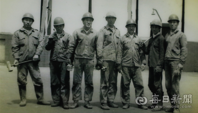문경쌍용양회 1970년대 근무자들 모습. 문경시 제공