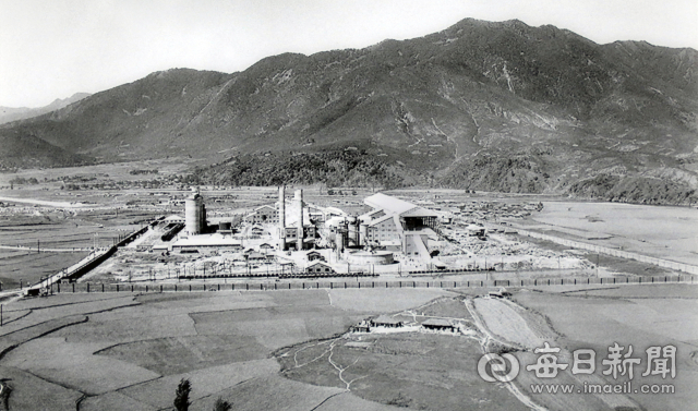 1957년에 건설된 문경 시멘트공장 부지 전경. 국가기록원 제공