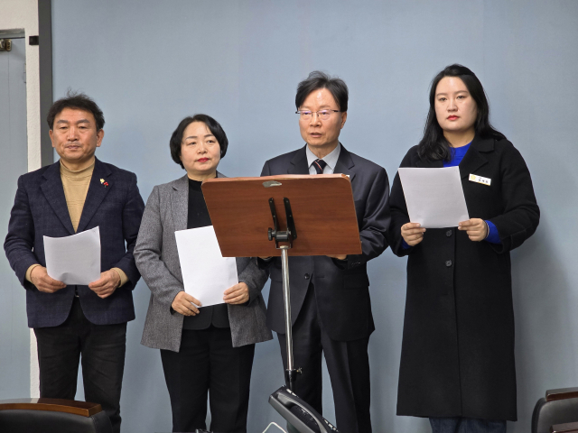 김상우 더불어민주당 안동·예천 지역위원장(가운데)이 5일 안동시청 브리핑룸에서 최근 안동지역에서 불거지고 있는 각종 논란과 관련해 공정한 수사와 공무원 중립 유지를 촉구하는 기자회견문을 낭독하고 있다. 김영진 기자