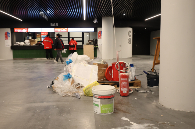 2026 밀라노·코르티나담페초 동계 올림픽 개막을 사흘 앞둔 3일(현지 시간) 아이스하키 경기가 열릴 예정인 밀라노 산타줄리아 아이스하키 아레나에 막바지 준비 작업이 한창이다. 연합뉴스