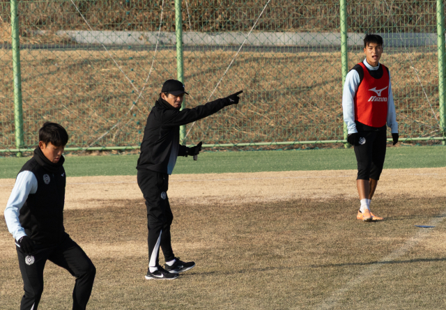 프로축구 대구FC 김병수 감독이 훈련 내용을 지시하고 있다. 이화섭 기자.