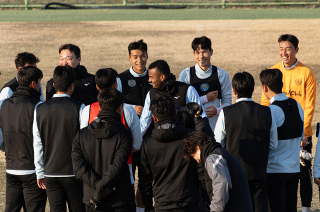 프로축구 대구FC 선수들이 지난 4일 전지훈련 당일 일정 종료 후 모여서 화이팅을 외치고 있다. 이화섭 기자.