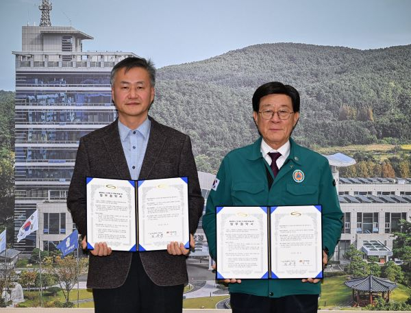 정종복 기장군수(오른쪽)와 허지 기장우체국장이 