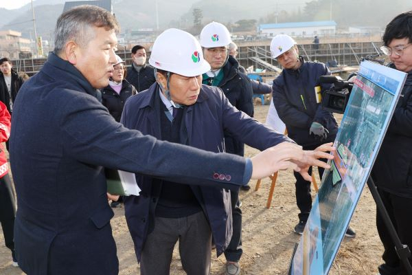 나동연 양산시장이 5일 명동 일대 동부행정타운 부지조성 현장을 방문해 관계 공무원들과 공사 진행 상황을 확인하고 있다. [사진=양산시]