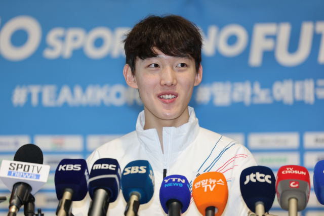 2026 제25회 2026 밀라노·코르티나담페초 동계올림픽에 참가하는 쇼트트랙 임종언이 30일 인천국제공항 제2여객터미널을 통해 출국하기 전 취재진과 인터뷰하고 있다. 연합뉴스