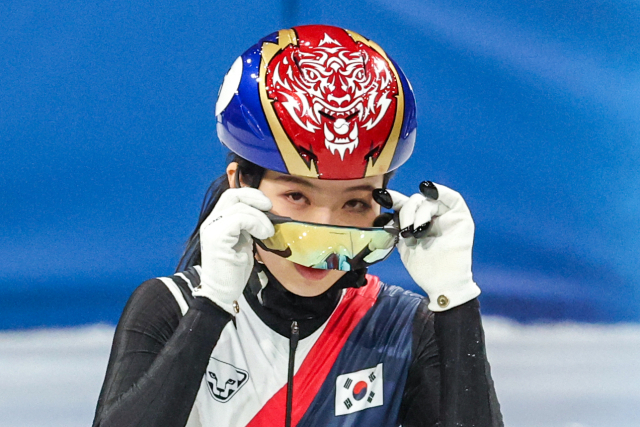 2026 밀라노·코르티나담페초 동계올림픽 개막을 4일 앞둔 2일(현지시간) 이탈리아 밀라노 아이스스케이팅 아레나에서 열린 쇼트트랙 대표팀 훈련에서 김길리가 고글을 고쳐 쓰고 있다. 연합뉴스