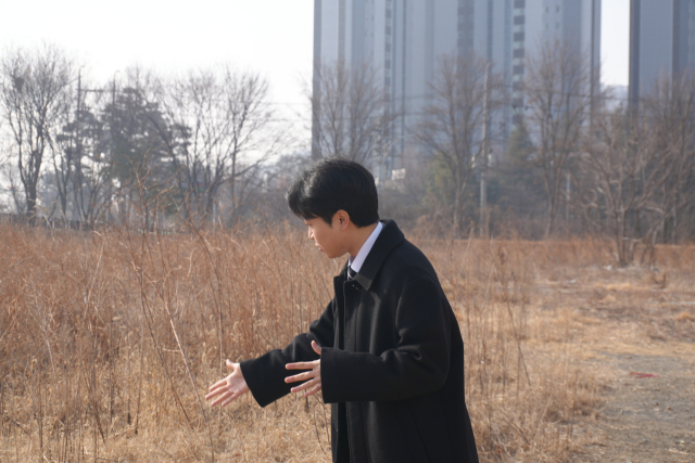 강동엽 달성군의원 출마예정자가 다사읍 임시공영주차장을 둘러보고 있다.