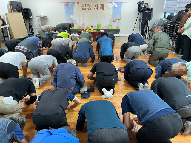 지난 2025년 추석 대구쪽방상담소가 쪽방 주민들과 함께 합동 차례를 지내는 모습. 대구쪽방상담소 제공.