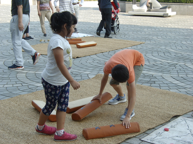 대구문화예술회관 광장에서 설날 윷놀이를 즐기는 아이들의 모습. 대구문화예술회관 제공.