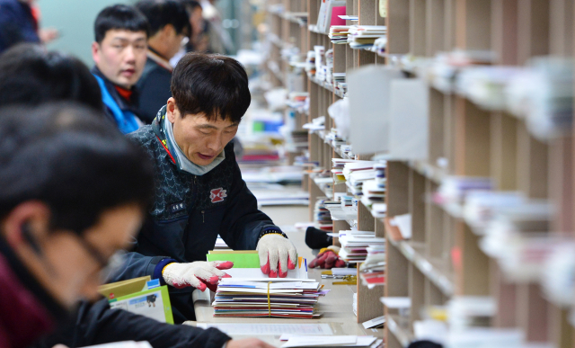 연말을 맞아 성탄카드, 연하장, 새해 달력 등 다양한 우편물이 봇물을 이루고 있다. 매일신문 DB.