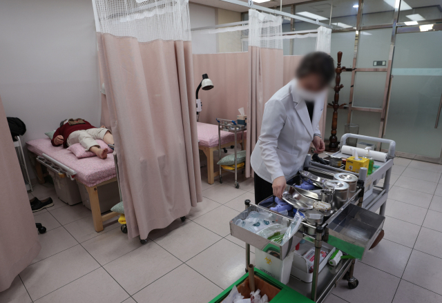 5일 대구 시내 한 보건소에서 관계자가 진료 업무를 보고 있다. 김영진 기자 kyjmaeil@imaeil.com