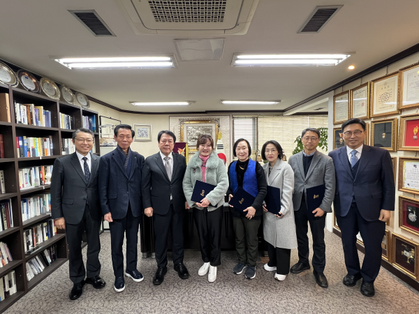 아이넷방송그룹 박준희 회장이 지난 4일 서울 서초구 아이넷방송 회의실에서 한국방송통신대학교 관계자들을 아이넷TV·아이넷라이프TV·슬로우TV 홍보위원으로 위촉한 뒤 기념촬영을 하고 있다. [사진=아이넷방송그룹]