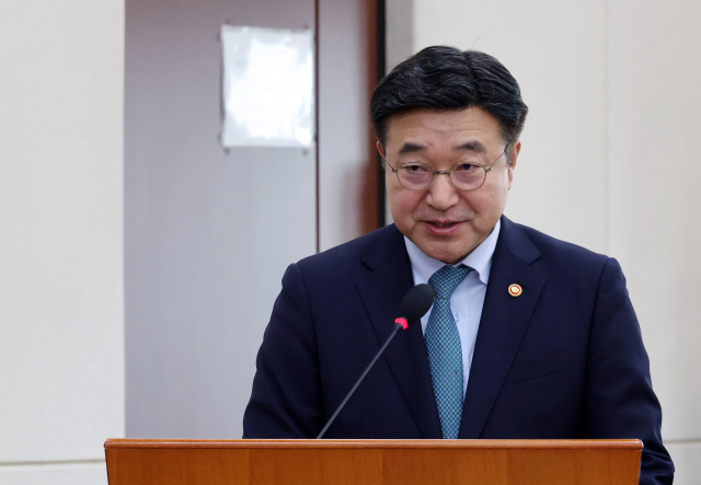 윤호중 행정안전부 장관이 5일 국회에서 열린 행정안전위원회 전체회의에서 인사말을 하고 있다. 연합뉴스