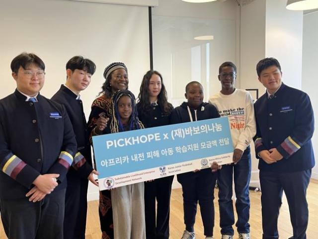 카메룬 전쟁고아 학습지원 모금액 전달식에서 김승환(16·청심국제고), 이시헌(17·청심국제고등학교), 아네탄관콘스탄스(KASO 이사장), 데이비스유하(16·청심국제고), 고예준(17·청심국제고) (사진= 넷임팩트코리아 제공)