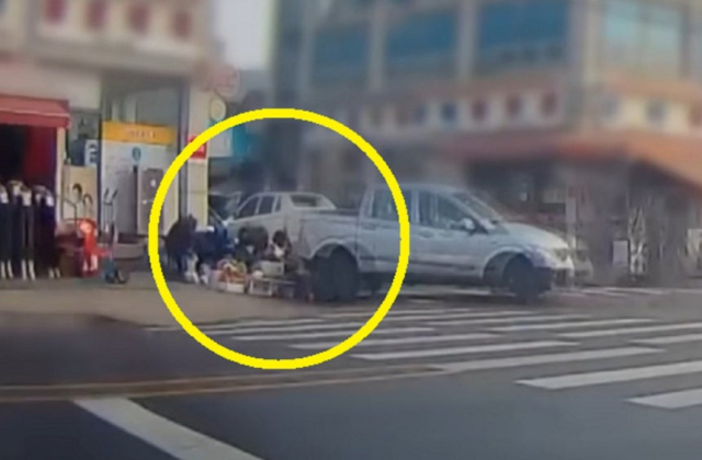 지난 4일 오전 충남 서천시장 인근에서 발생한 교통사고 현장. YTN 보도화면 갈무리