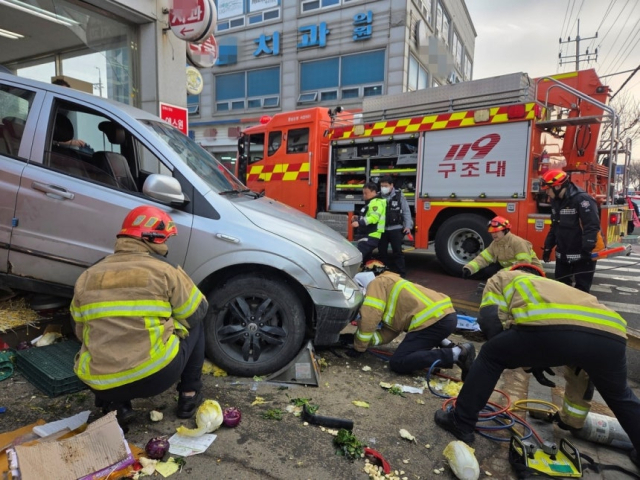 지난 4일 오전 충남 서천시장 인근에서 발생한 교통사고 현장. 충남소방본부 제공