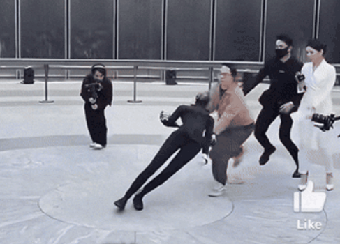 쓰러지는 샤오펑의 로봇 아이언 (사진=웨이보 캡처, 연합뉴스)