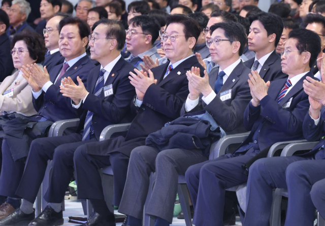 이재명 대통령이 6일 경남 거제시 견내량 인근에서 열린 남부내륙철도 착공식에서 주제 영상을 시청 후 박수치고 있다. 연합뉴스