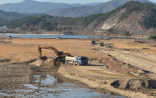 지난해 하천 퇴적토 준설 작업 모습. 울진군 제공