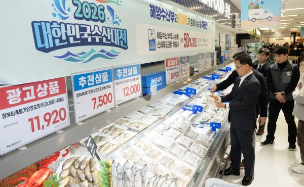 김성범 해양수산부 장관 직무대행이 6일 오후 서울 이마트 용산점에서 설 성수품 수산물 가격과 할인행사 운영 상황을 점검하고 있다. [사진=해수부]