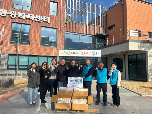 K-water 봉화수도지사가 설 명절을 앞두고 6일 봉화군 명호면 지역 취약계층을 대상으로 떡국떡 나눔 행사를 실시했다.K-water 봉화수도지사 제공