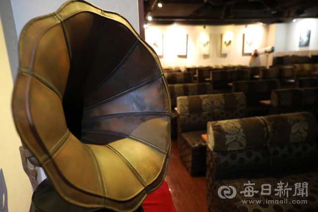 녹향의 상징과도 같은 축음기. 정운철 기자 woon@imaeil.com