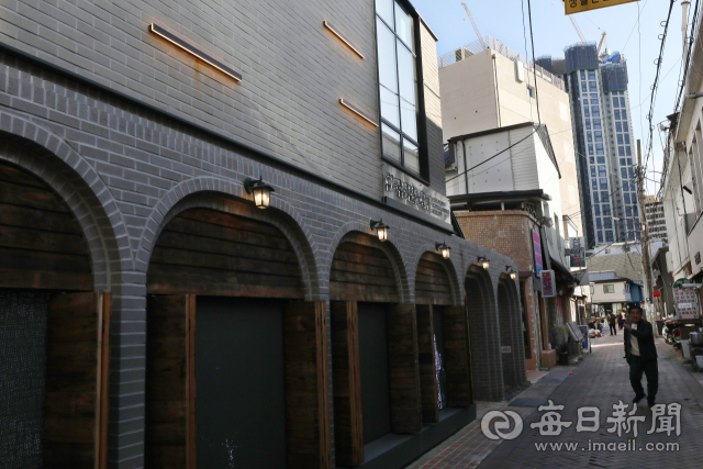 시인 구상이 자주 찾았던 술집으로, 바로 옆 화월여관에 머물며 종군 활동과 창작을 병행했다. 건물은 지금도 남아, 전쟁기 예술 활동의 흔적을 전하고 있다. 정운철 기자 woon@imaeil.com