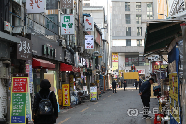 [두나의 두발 산책] 포성 속에서 울린 노래…향촌동이 품은 전쟁 속 문화사