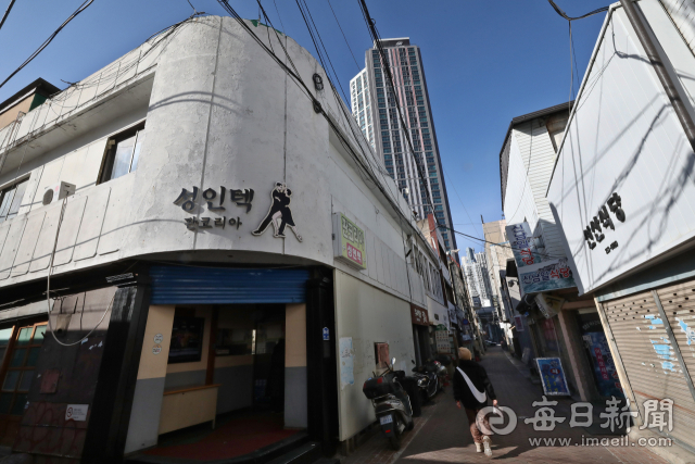 시인 구상은 화월여관에 머물며 종군 활동과 창작을 병행했다. 건물은 지금도 남아, 전쟁기 예술 활동의 흔적을 전하고 있다.정운철 기자 woon@imaeil.com