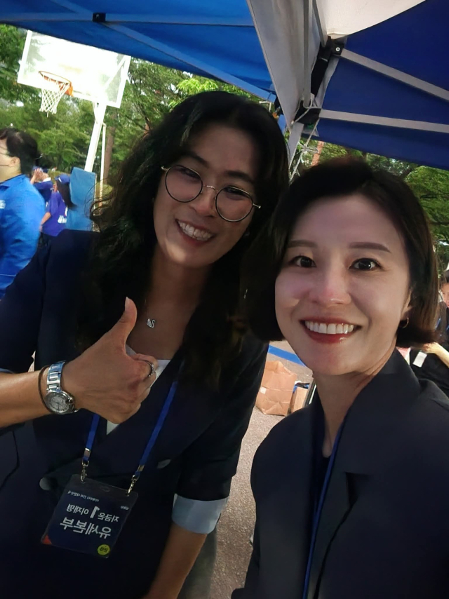 지난 대선에서 대변인으로 활동했던 안귀령 현 청와대 대변인과 유세팀장이었던 이진련 전 시의원이 함께 찍은 사진. 이진련 전 시의원 페이스북 캡처