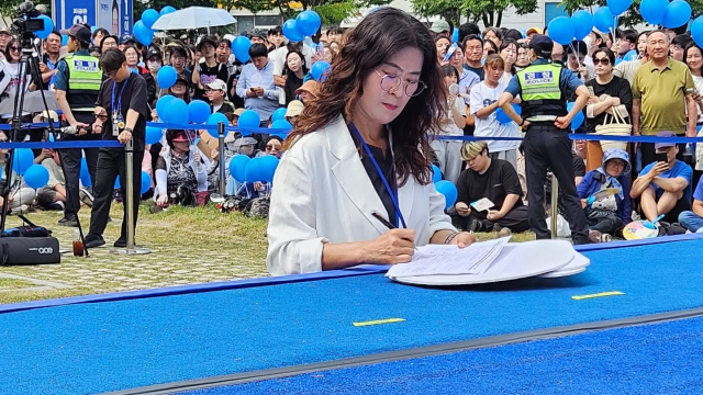 이진련 전 시의원이 지난 대선에서 이재명 후보 중앙선대본부 유세운영 팀장을 맡아 활동한 사진. 이진련 전 시의원 페이스북 캡처.