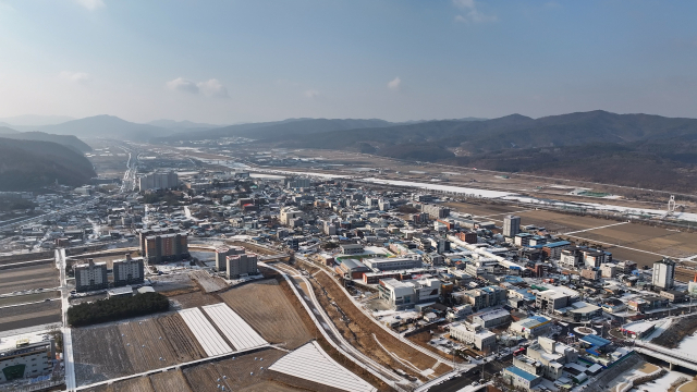 대구시는 군위군 군위읍 일대에 지정한 토지거래허가구역 중 52.7㎢ 해제한다고 6일 밝혔다. 이는 군위읍 전체 면적 대비 61%에 해당된다. 군위군 군위읍 전경. 군위군 제공.