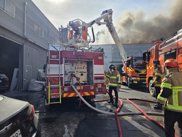 고령군 성산면 한 ABS도어 제조공장에서 화재가 발생해 소방 관계자들이 진화하고 있다. 경북소방본부 제공