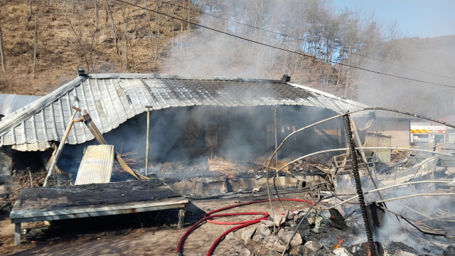 6일 오후 1시 16분쯤 청송군 파천면 한 단독주택에서 화재가 발생한 모습. 경북소방본부 제공
