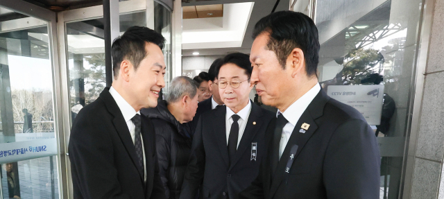 정면돌파 張, 머뭇대는 鄭…닮은 듯 다른 '야차룰' 정치