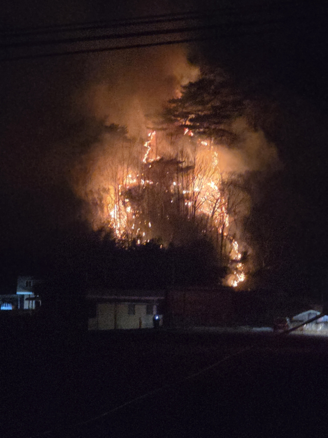 8일 오전 포항시 북구 죽장면 야산에서 발생한 산불이 확산하지 않도록 당국이 총력을 다하고 있다. 산림청 제공.