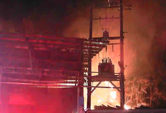 6일 오후 10시18분쯤 경북 문경시 산양면의 한 톱밥 공장에서 발생한 화재 현장 모습. 경북소방본부 제공