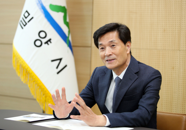 안병구 밀양시장이 매일신문과 인터뷰하고 있다.