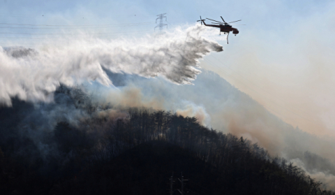 [포토뉴스] 경주 문무대왕면 산불 확산… 헬기 동원 진화 중