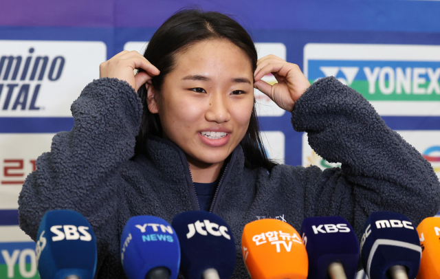 한국 배드민턴 간판 안세영이 지난달 19일 인도 뉴델리에서 열린 세계배드민턴연맹(BWF) 월드투어 슈퍼 750 인도오픈 경기를 마치고 인천국제공항을 통해 귀국해 취재진의 질문을 받고 있다. 연합뉴스