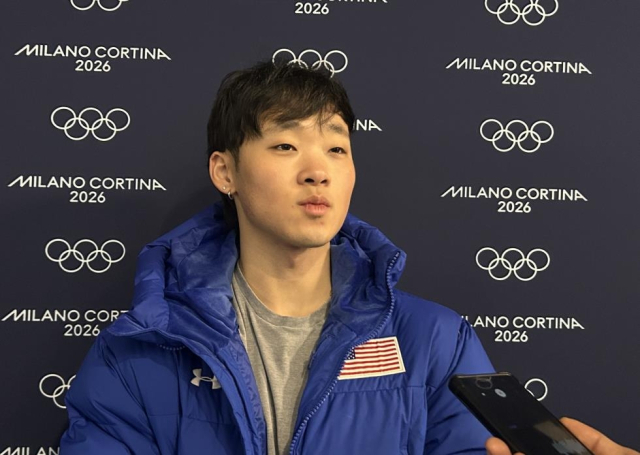 미국 쇼트트랙 국가대표인 한국계 앤드루 허가 8일(한국시간) 이탈리아 밀라노 아이스스케이팅 아레나 연습 링크에서 열린 공식 훈련을 마치고 취재진과 인터뷰하고 있다. 연합뉴스