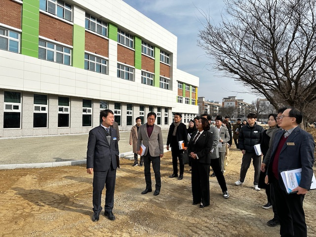 박채아 경북도의회 교육위원장이 지난 4일 자율형 공립고등학교로 전환 개교하는 영천고등학교 방문해 현장 점검하고 있다. 경북도의회 제공