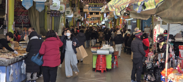 지역 경제 新성장판…로컬 살리는 소상공인·골목상권