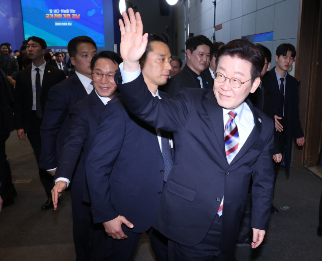 '부동산 등 민생대책' 영향…李대통령 지지율 55.8%로 상승